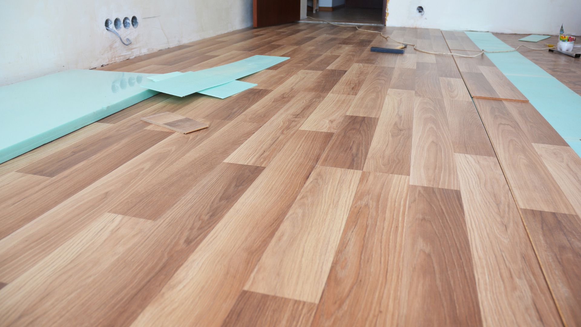 A room with hard wood flooring and a hard wood floor